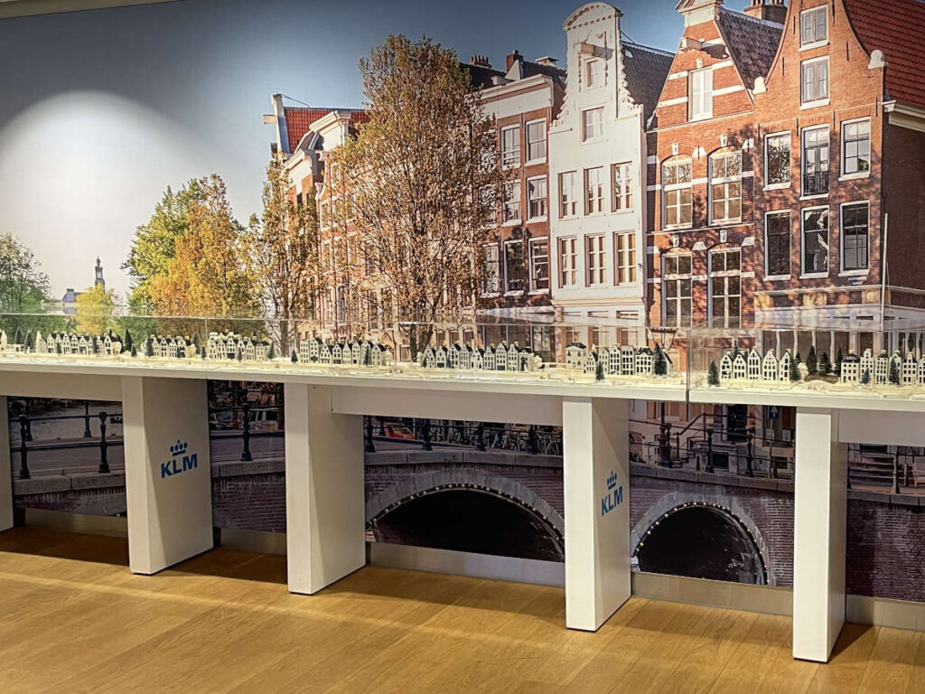 KLM huisjes tentoongesteld in de KLM Crown lounge