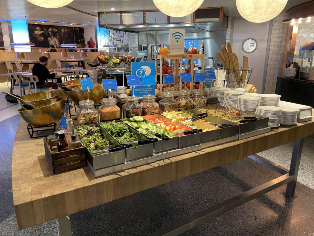 Buffet in de KLM Crown Lounge 52