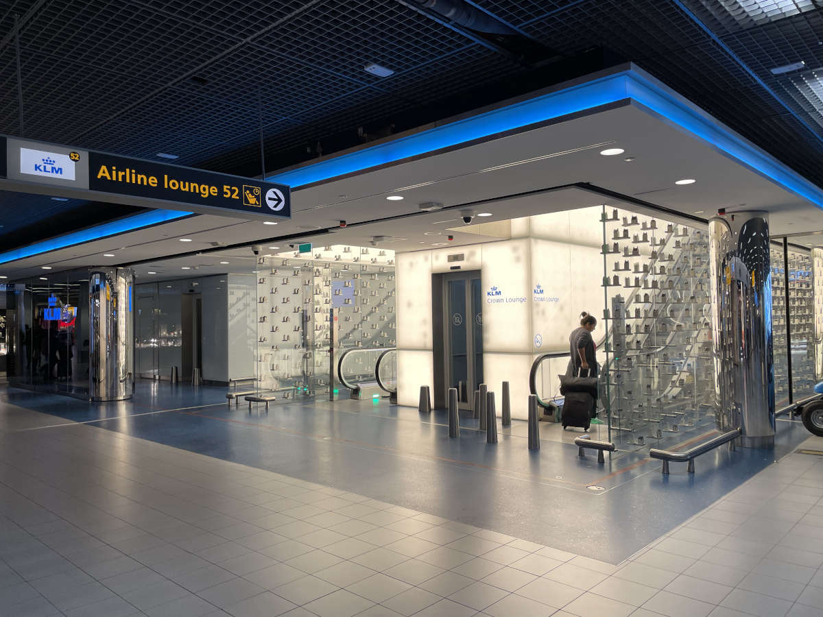 Ingang KLM Crown Lounge 52 op Schiphol