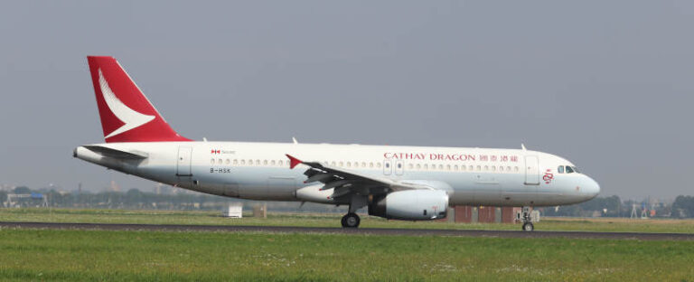 Cathay Dragon Airbus A320 B-HSK