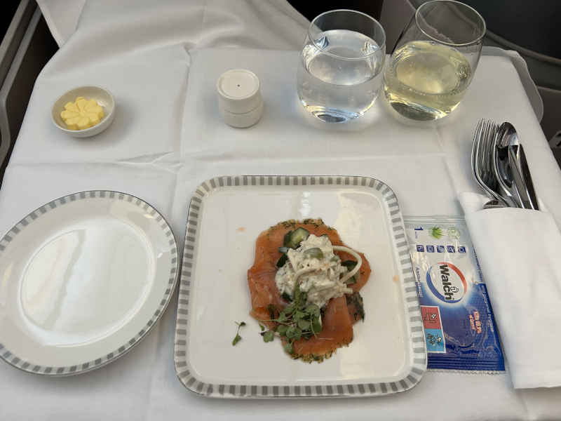 Voorgerecht aan boord van Singapore Airlines business class vlucht van Singapore naar Seoul