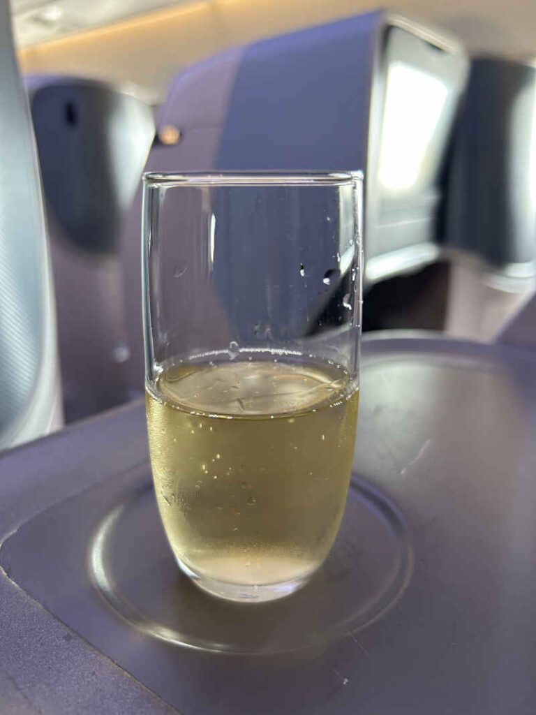 Welkomstdrankje bij Singapore Airlines; Piper Heidsieck champagne